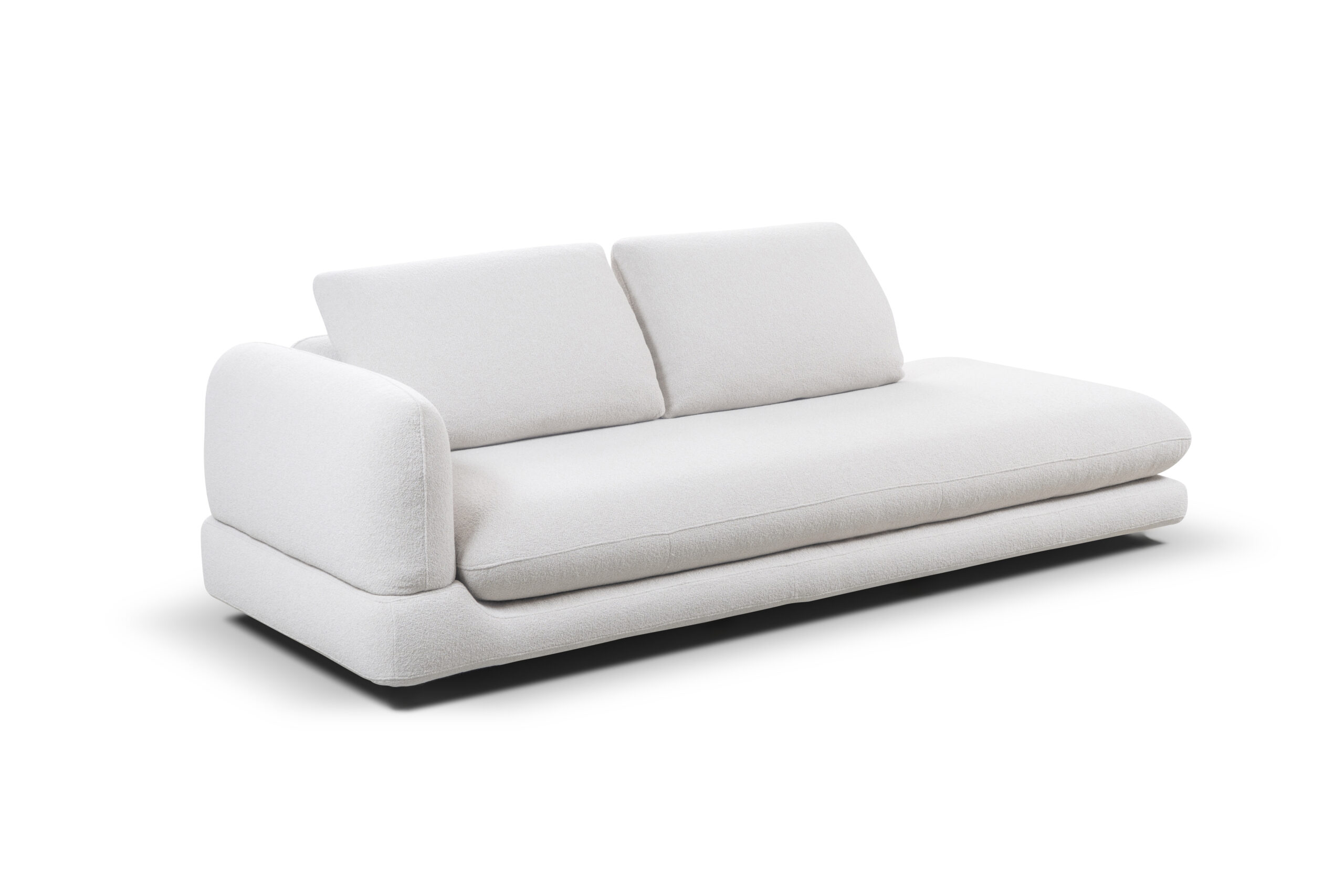 Divano COCOON Rossini Sofas bianco con seduta allungata, vista di tre quarti