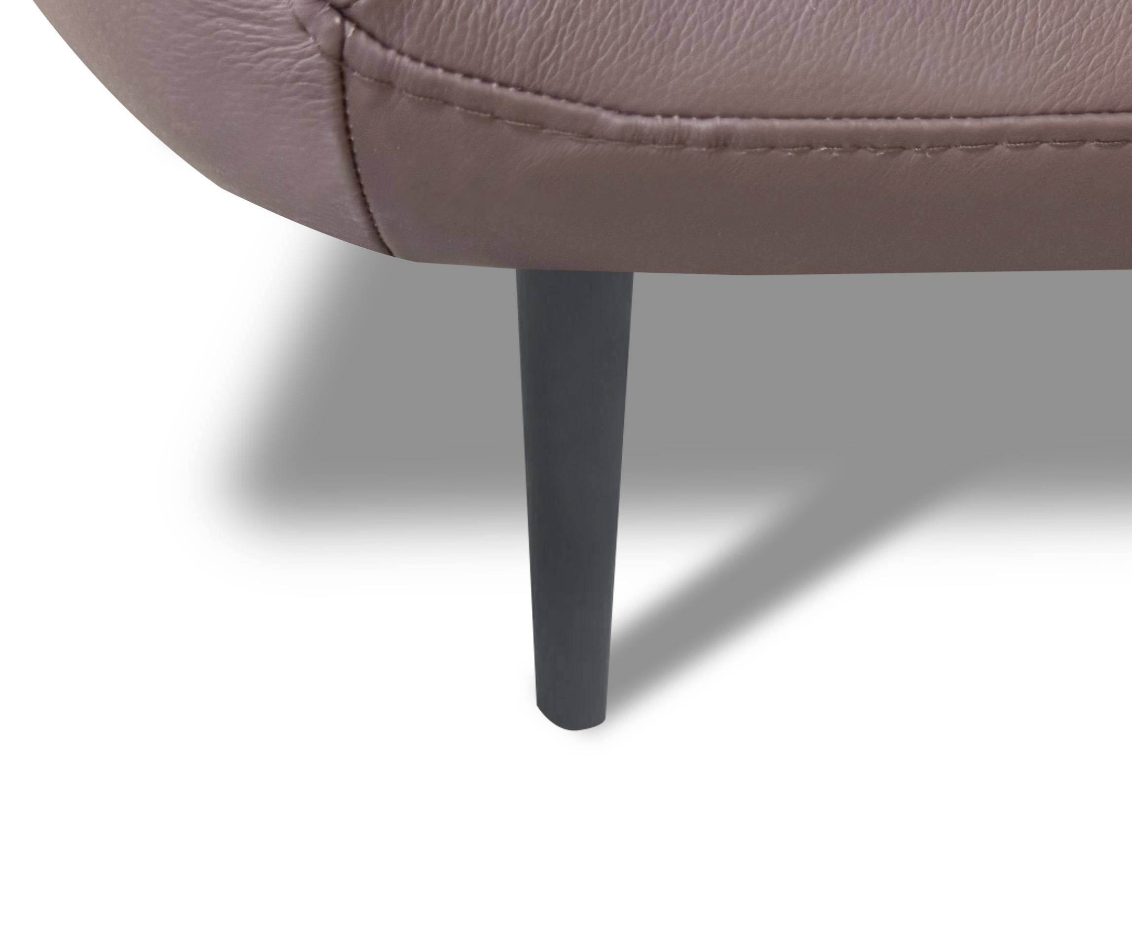 Divano ALKOVA di Rossini Sofas, dettaglio del piedino e della cucitura del rivestimento