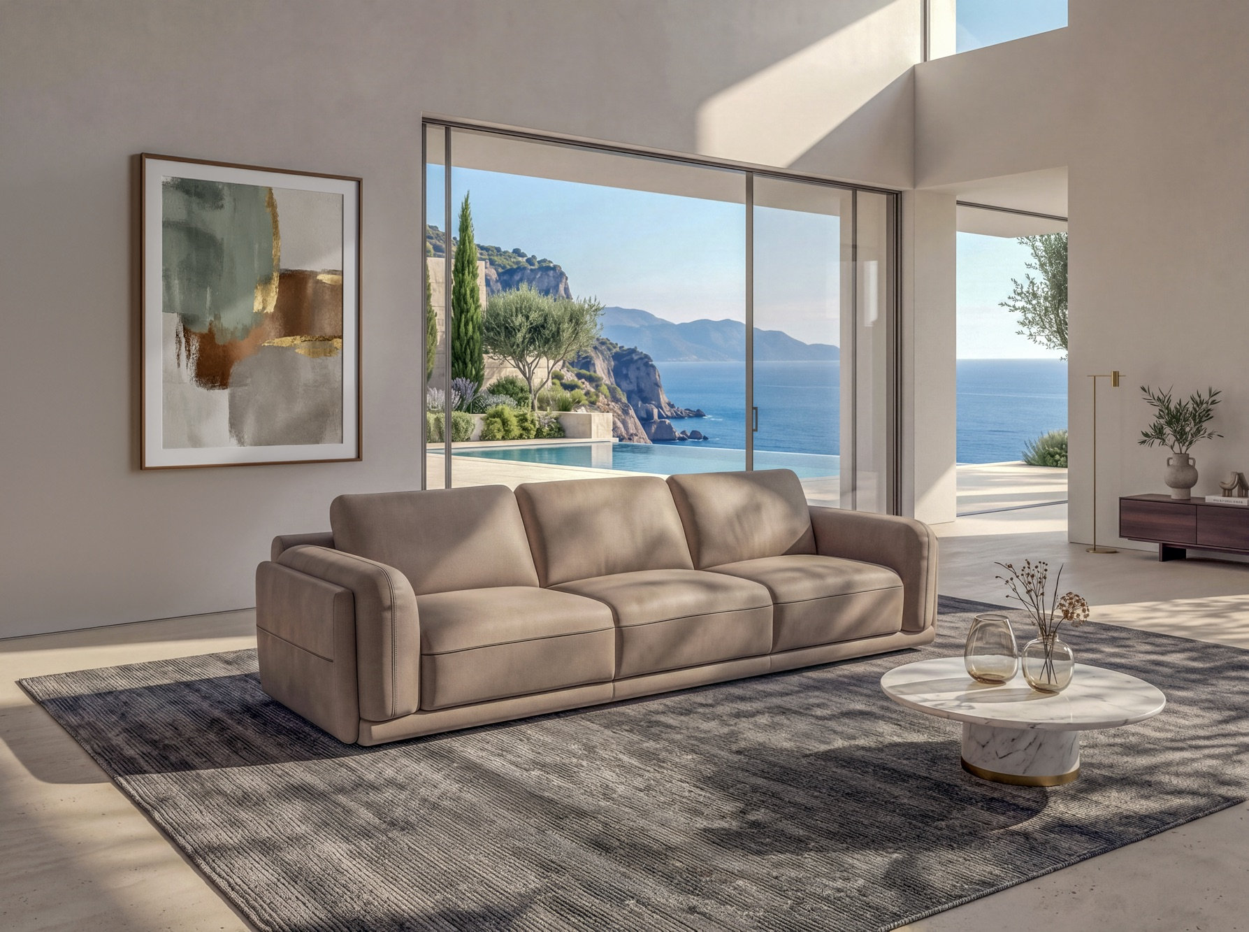Divano ELBA Rossini Sofas in tessuto beige, ambientato in soggiorno elegante con vista mare